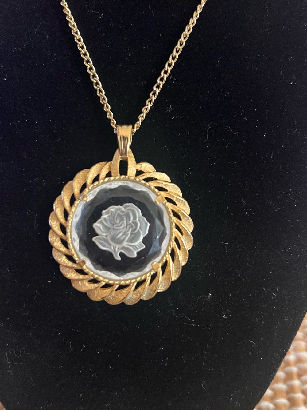 Vintage Glass Rose Intaglio Pendant Necklace Gold Tone Victorian Revival - Picture 2 of 4